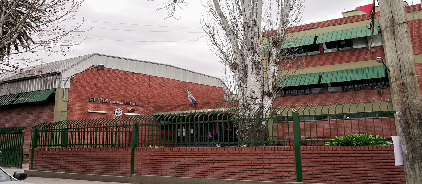 Fachada de Escuela Técnica N.º 13 D.E. 21 «Ing. José Luis Delpini»