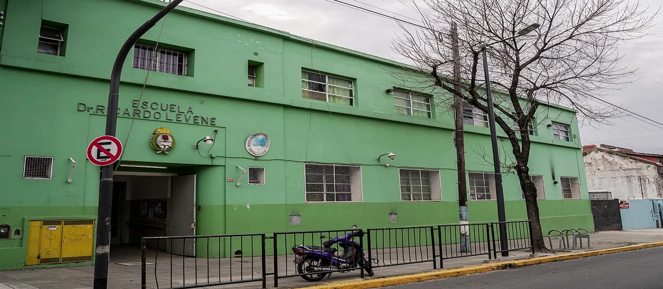 Fachada de Escuela Primaria Común N.º 14 D.E. 21 «Dr. Ricardo Levene»