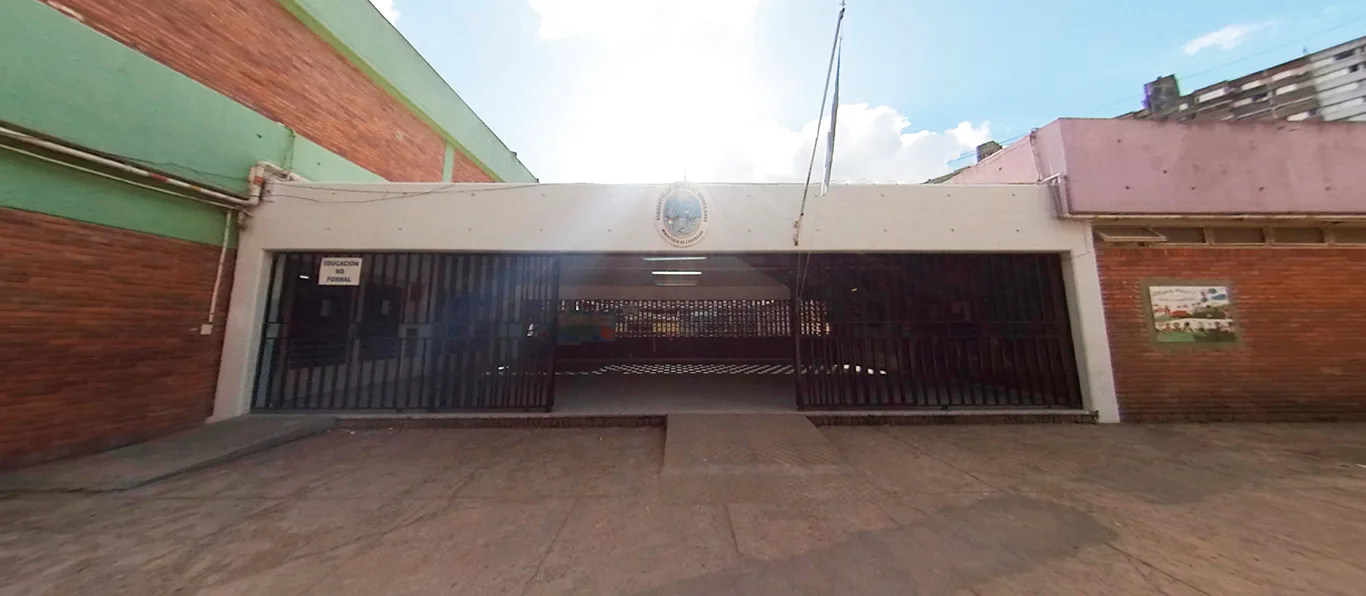 Fachada de Escuela Primaria Común N.º 15 D.E. 21 «Carlos a Veronelli»