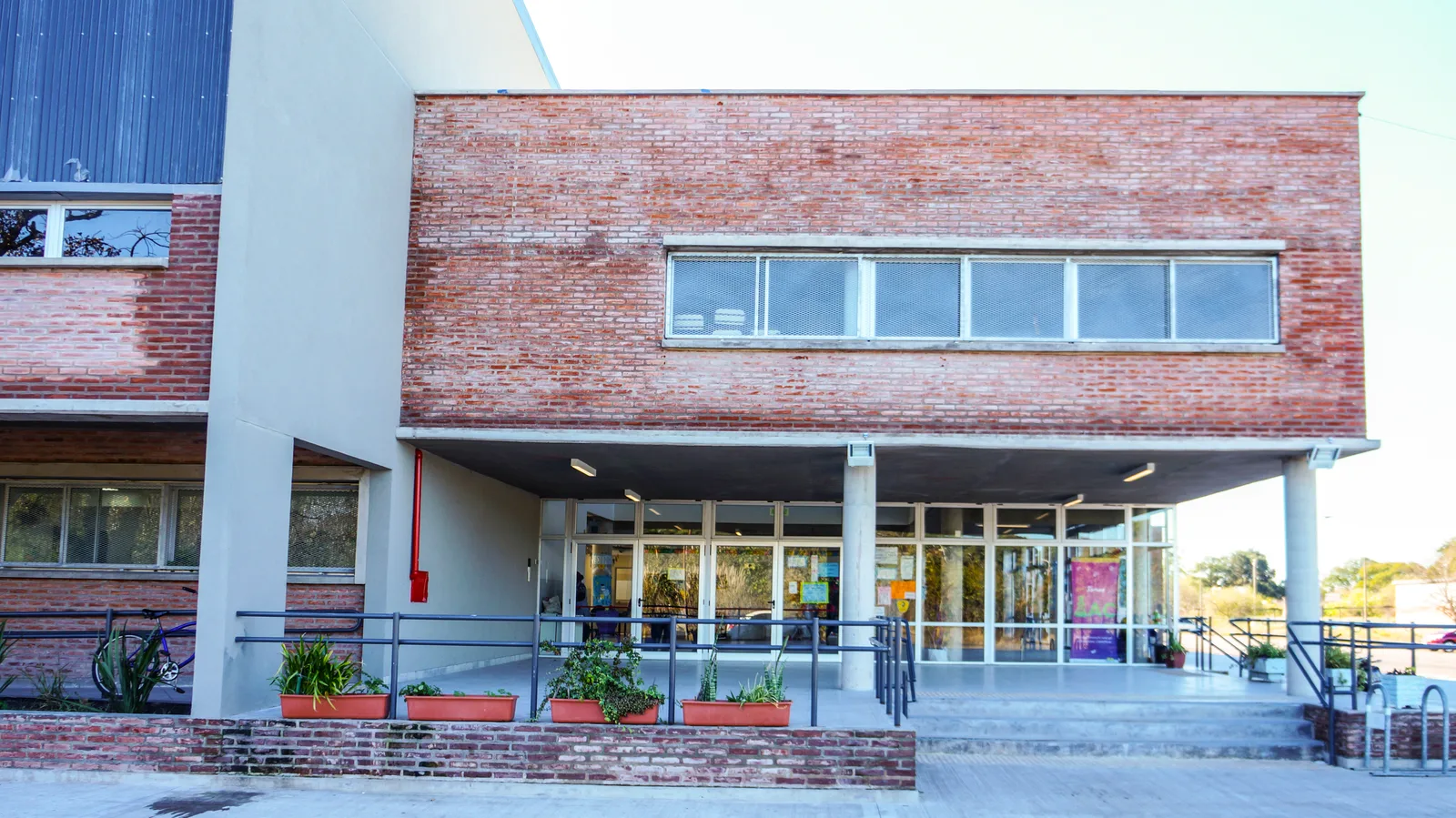 Fachada de Escuela Primaria Común N.º 18 D.E. 21 «Jorge Newbery»