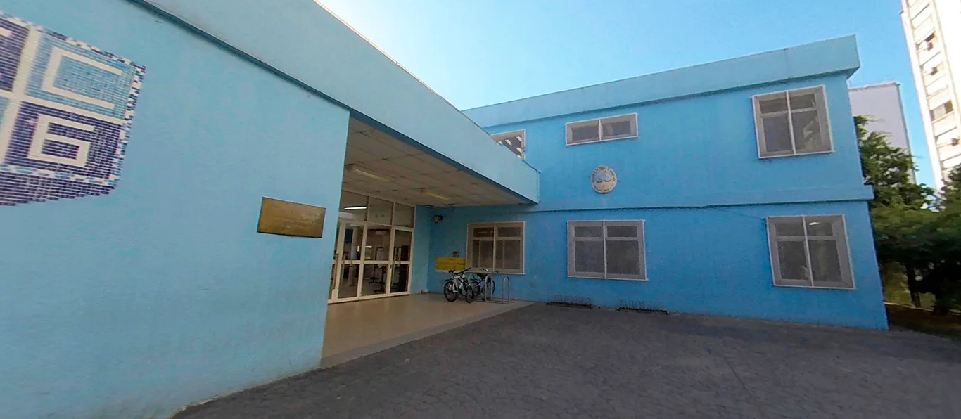 Fachada de Escuela de Educación Media N.º 1 D.E. 13 «Manuel Mujica Láinez»