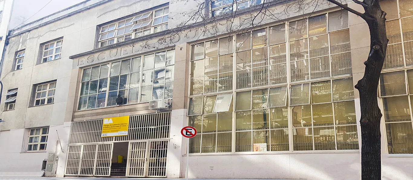Fachada de Escuela Primaria Común N.º 2 D.E. 1 «Domingo Faustino Sarmiento»