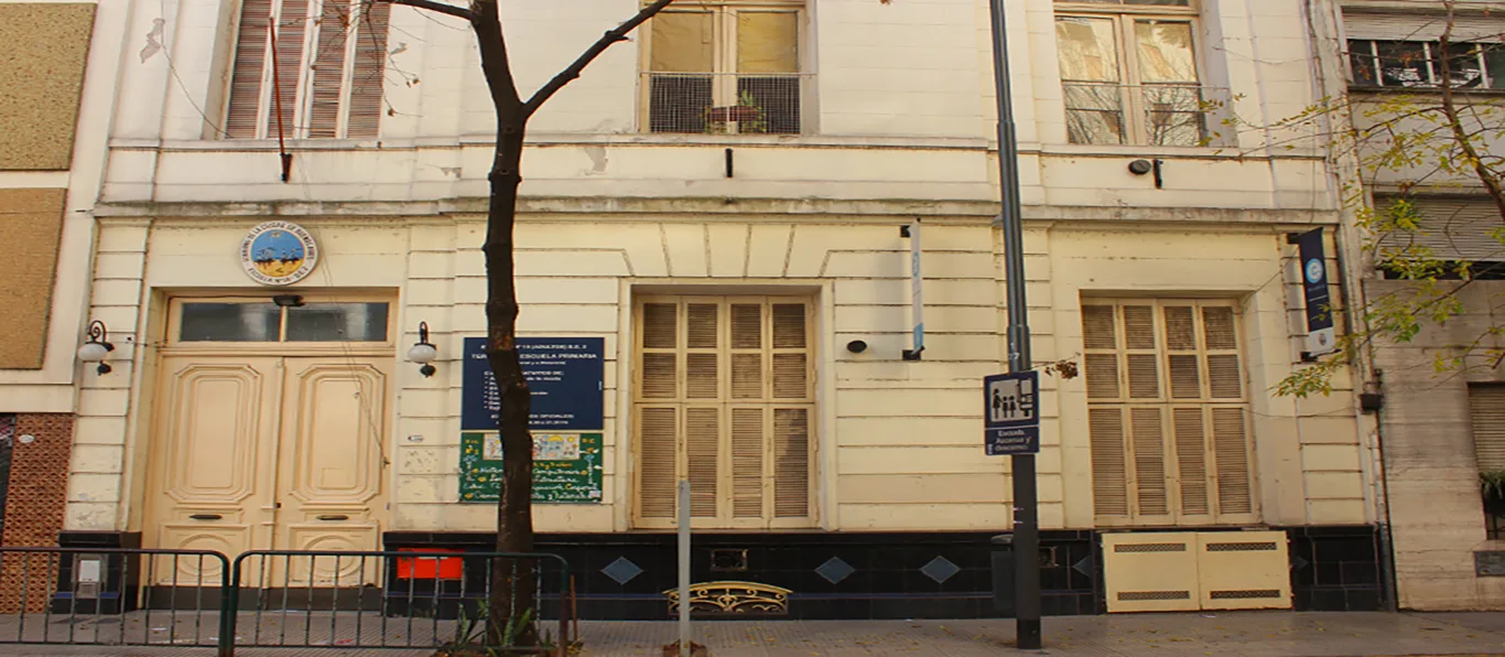 Fachada de Escuela Primaria Común N.º 10 D.E. 2 «Gregoria Pérez»