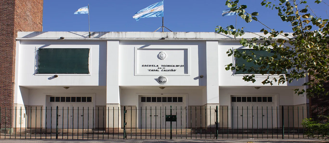 Fachada de Escuela Técnica N.º 23 D.E. 13 «Casal Calvino»