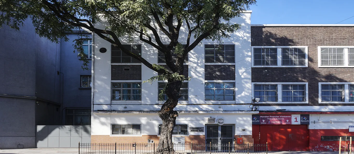 Fachada de Escuela Primaria Común N.º 25 D.E. 5 «Marcos Paz»