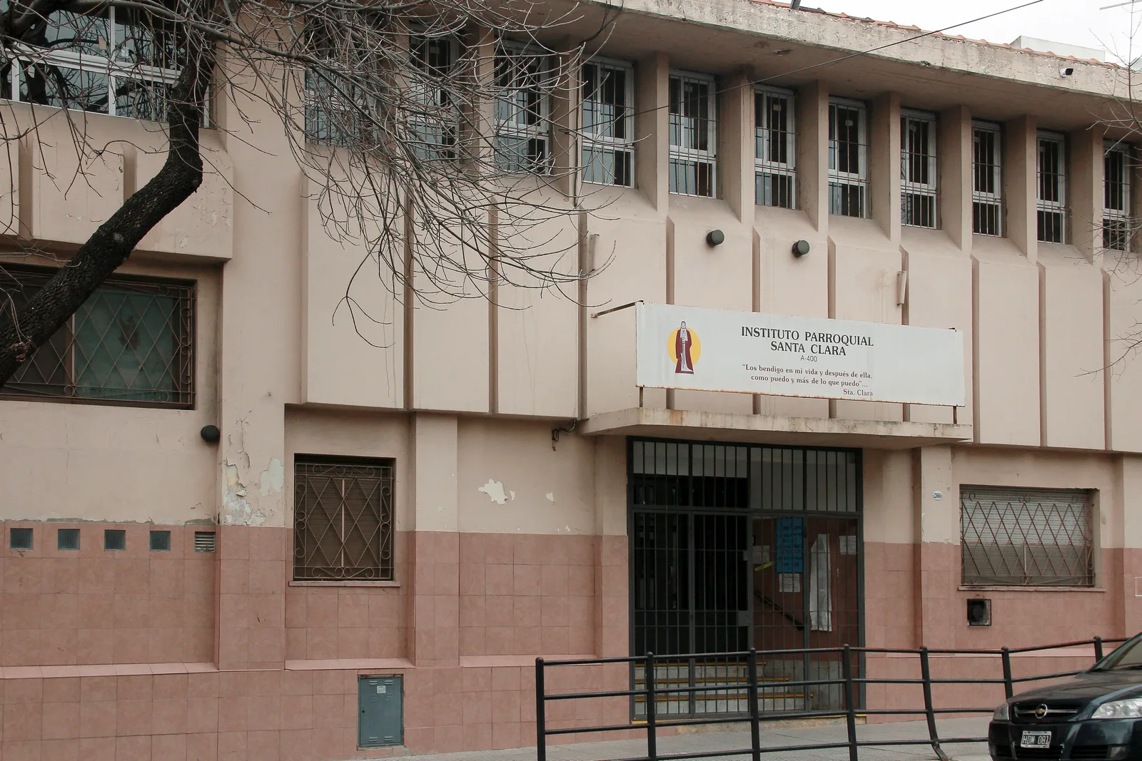 Fachada de Instituto Parroquial Santa Clara