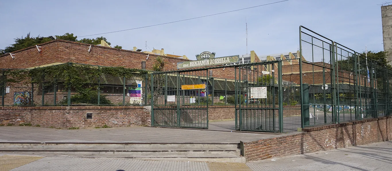 Fachada de Escuela Primaria Común N.º 4 D.E. 11 «Benjamín Zorrilla»