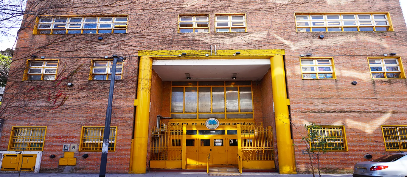 Fachada de Escuela de Educación Media N.º 1 D.E. 12 «Julio Cortázar»