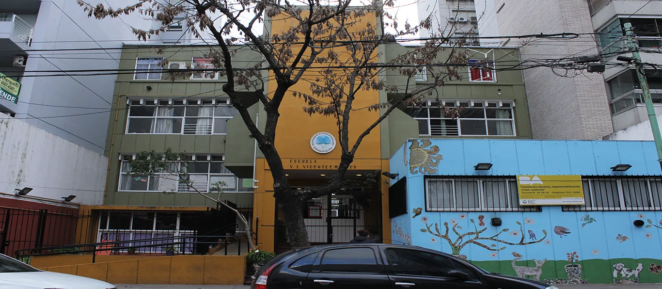 Fachada de Escuela Primaria Común N.º 20 D.E. 10 «Vicealmirante Vicente e Montes»