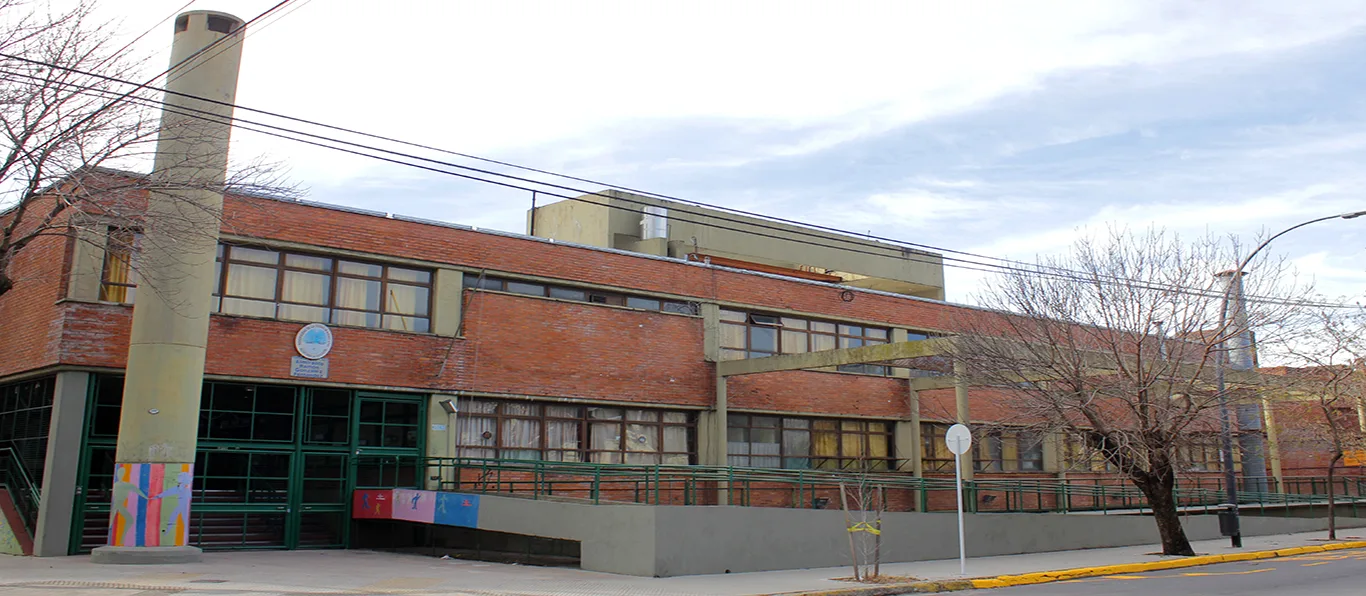 Fachada de Escuela Primaria Común N.º 8 D.E. 10 «Alte Ramón González Fernández»