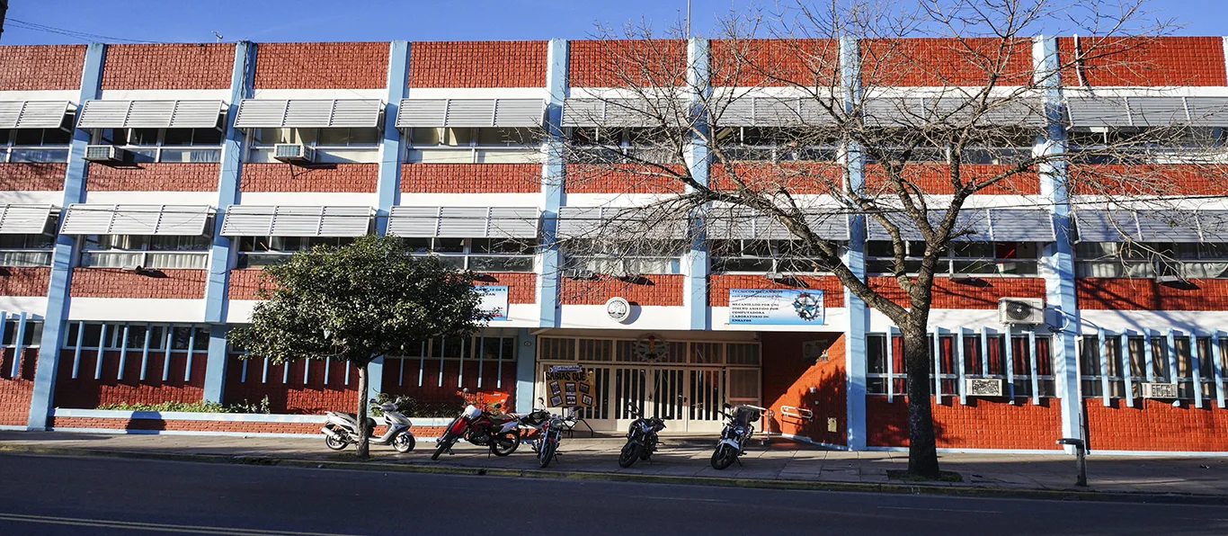 Fachada de Escuela Técnica N.º 10 D.E. 5 «Fray Luis Beltrán»