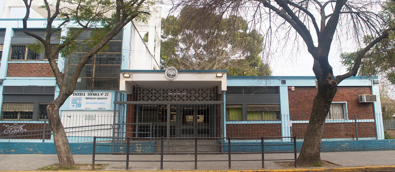 Fachada de Escuela Técnica N.º 27 D.E. 18 «Hipólito Yrigoyen»