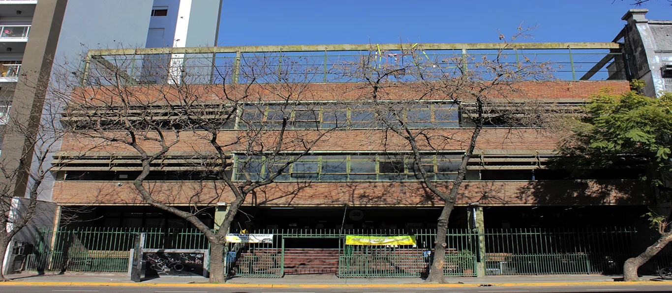 Fachada de Escuela Primaria Común N.º 1 D.E. 3 «Valentín Gómez»