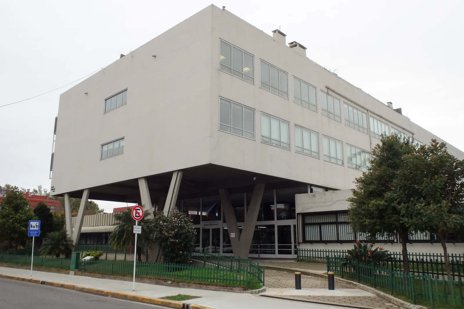 Fachada de Liceo Franco Argentino Jean Mermoz