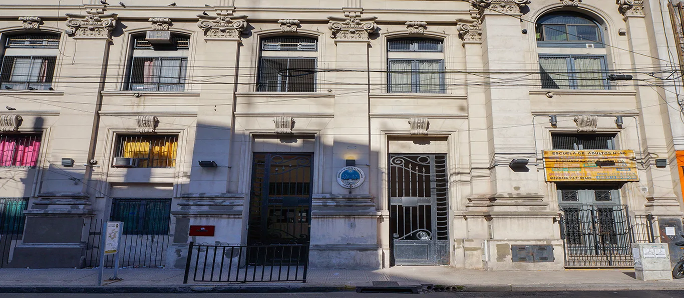 Fachada de Escuela Primaria Común N.º 16 D.E. 2 «Presidente Mitre»