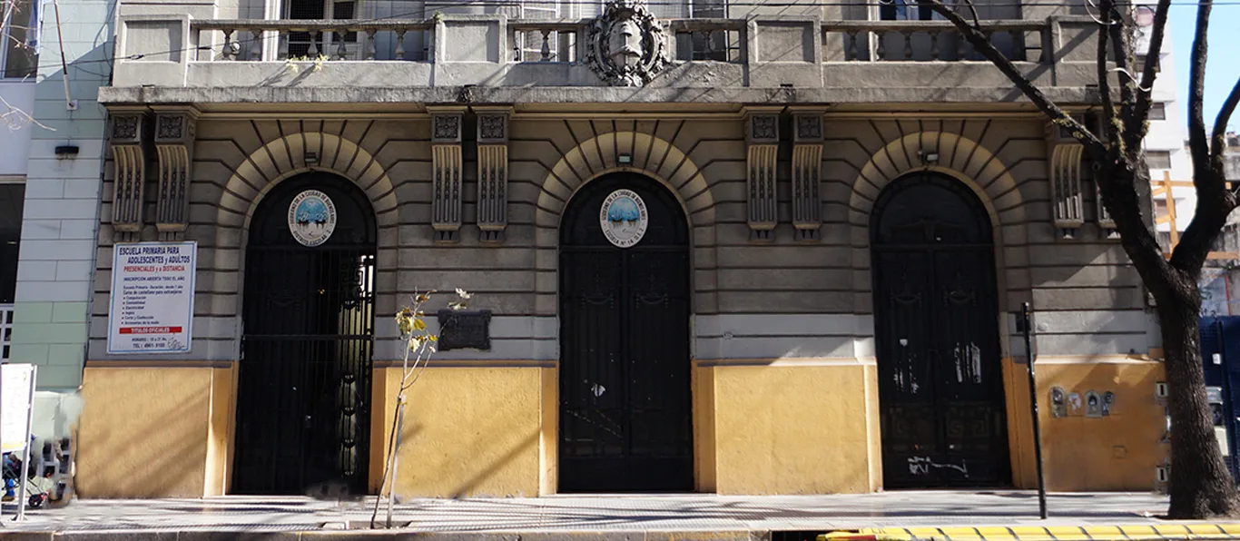 Fachada de Escuela Primaria Común N.º 14 D.E. 2 «Juan Martín de Pueyrredón»