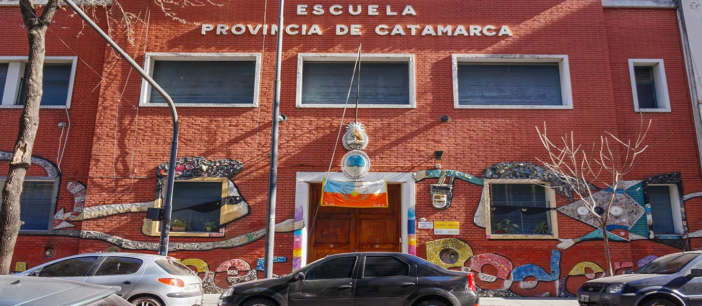 Fachada de Escuela Primaria Común N.º 24 D.E. 2 «Provincia de Catamarca»