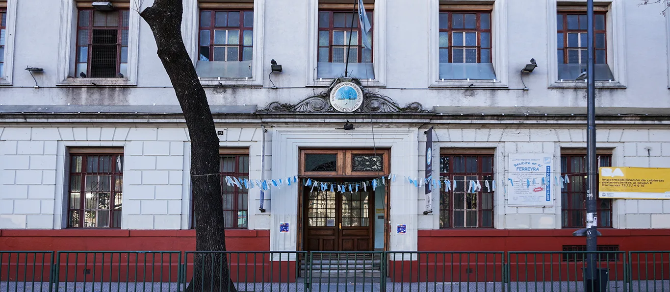 Fachada de Escuela Primaria Común N.º 16 D.E. 7 «Andrés Ferreyra»