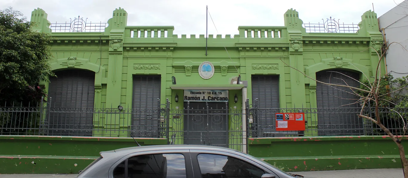 Fachada de Escuela Primaria Común N.º 10 D.E. 15 «Dr. Ramón J Cárcano»