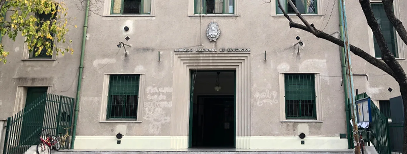 Fachada de Escuela Primaria Común N.º 27 D.E. 15 «Petronila Rodríguez»