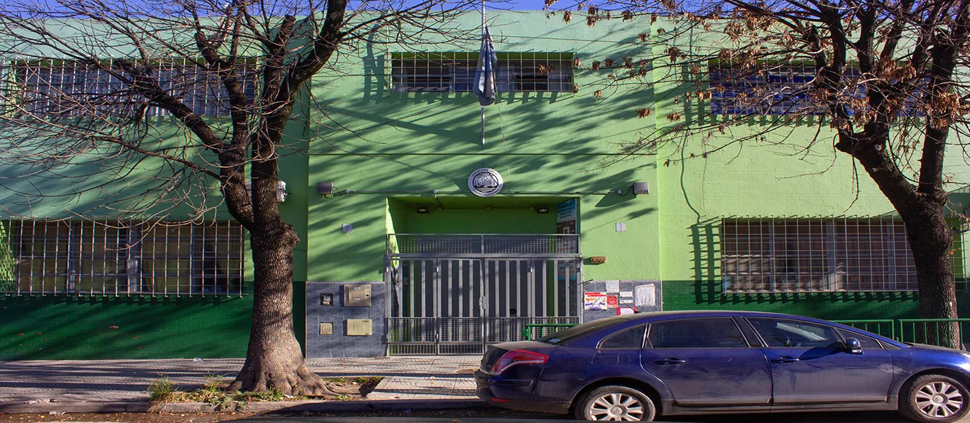 Fachada de Escuela Primaria Común N.º 5 D.E. 13 «Roberto Billinghurst»