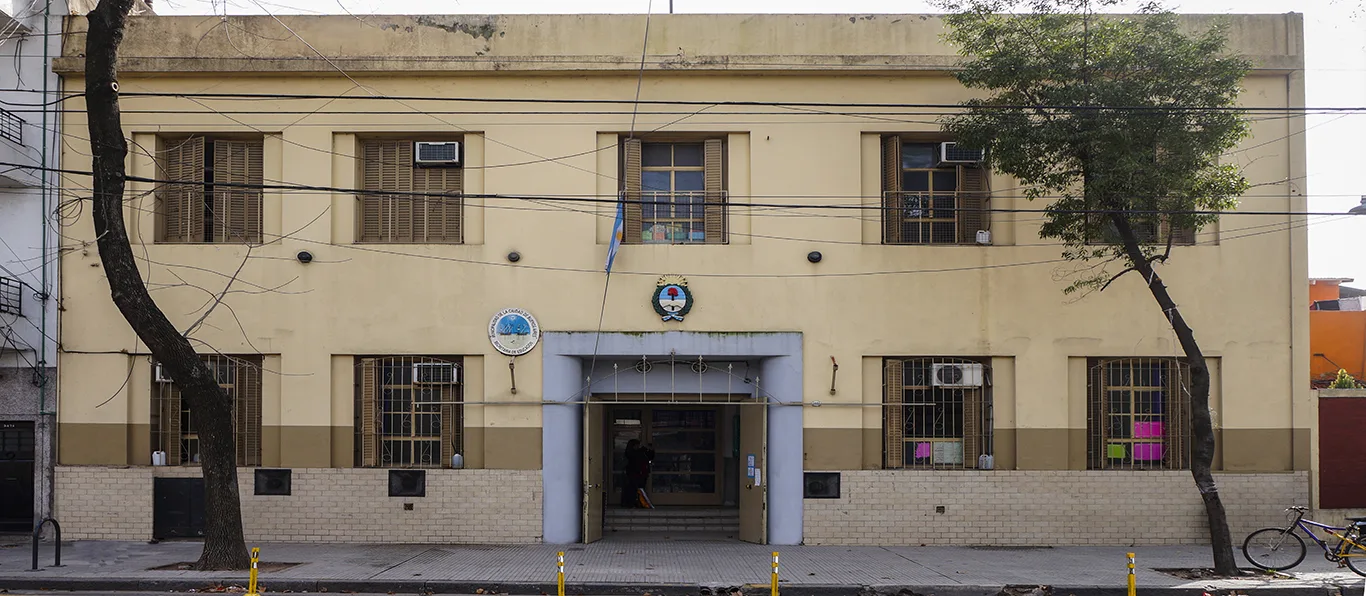 Fachada de Escuela Primaria Común N.º 16 D.E. 11 «Francisco J. E. de Santa Cruz y Espejo»