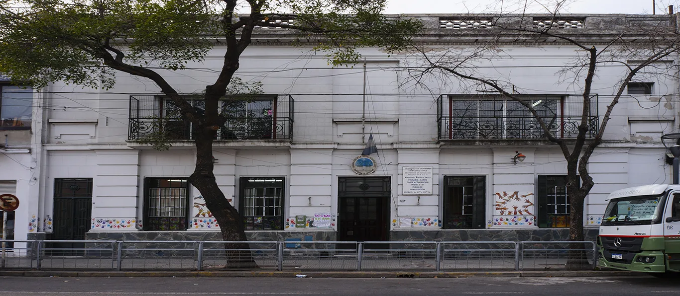 Fachada de Escuela Primaria Común N.º 6 D.E. 11 «Dr. Carlos Vaz Ferreira»