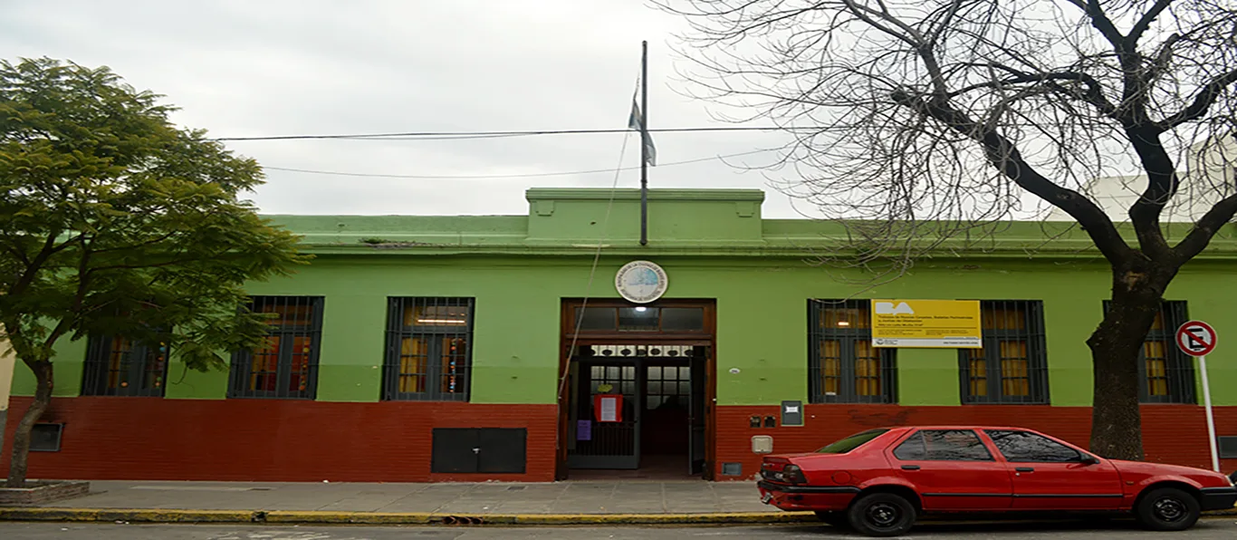 Fachada de Escuela Primaria Común N.º 20 D.E. 8 «Eloy Fernández Alonso»