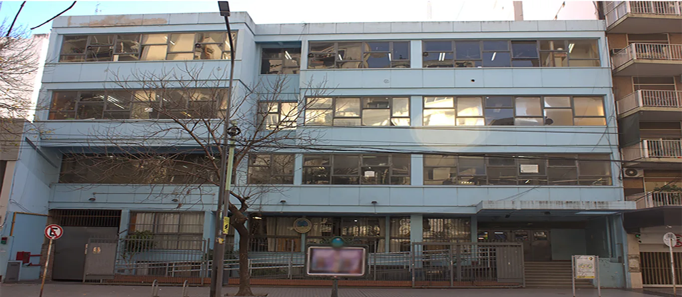 Fachada de Colegio N.º 17 D.E. 7 «Primera Junta»