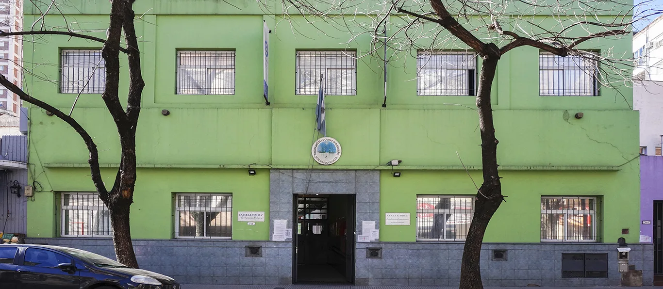 Fachada de Escuela Primaria Común N.º 20 D.E. 7 «Teniente Benjamín Matienzo»