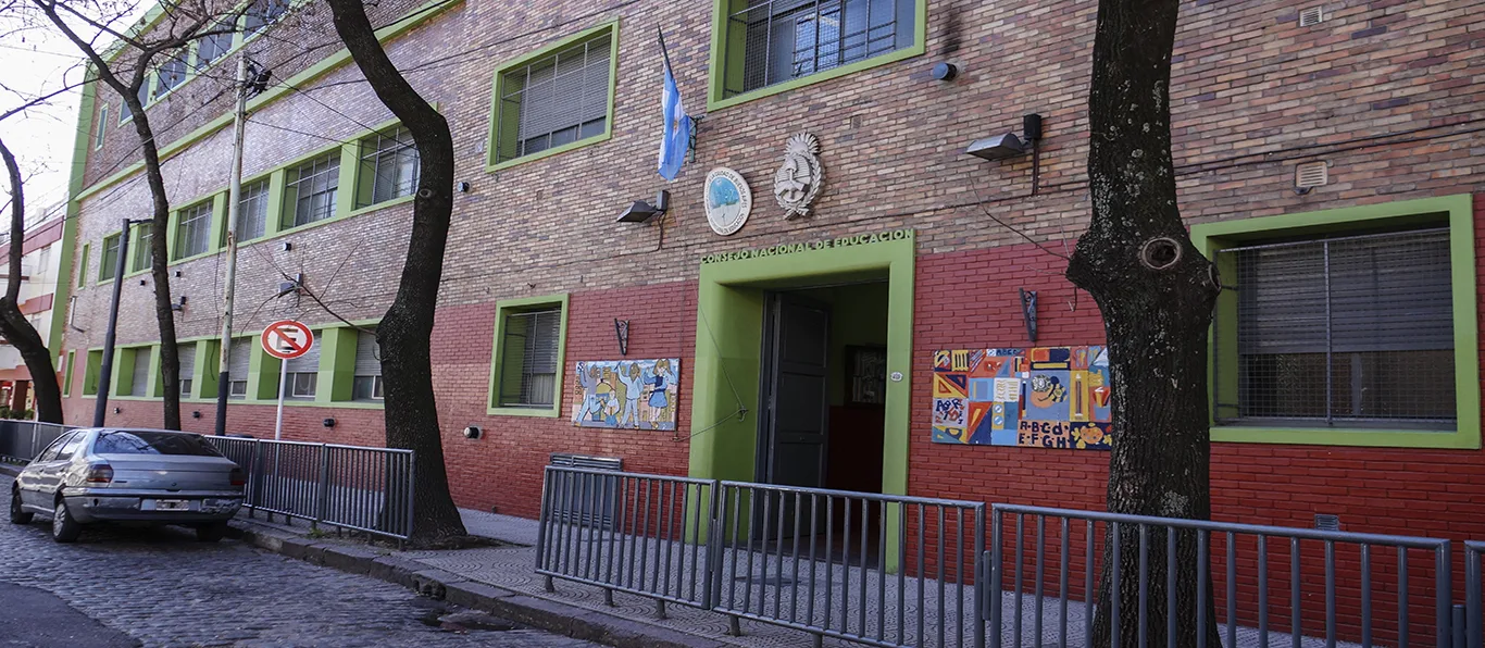 Fachada de Escuela Primaria Común N.º 24 D.E. 7 «Virgen Generala»