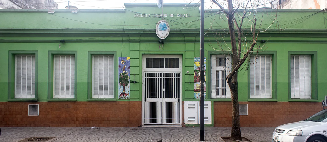 Fachada de Escuela Primaria Común N.º 6 D.E. 17 «Estado de Israel»