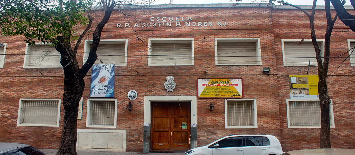 Fachada de Escuela Primaria Común N.º 16 D.E. 17 «Rvdo Padre Agustín P Nores»