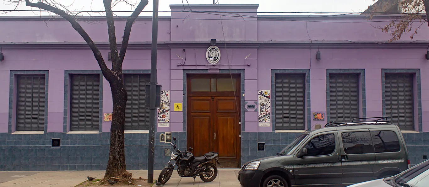 Fachada de Escuela Primaria Común N.º 22 D.E. 17 «Profesor Pedro Luis Comi»