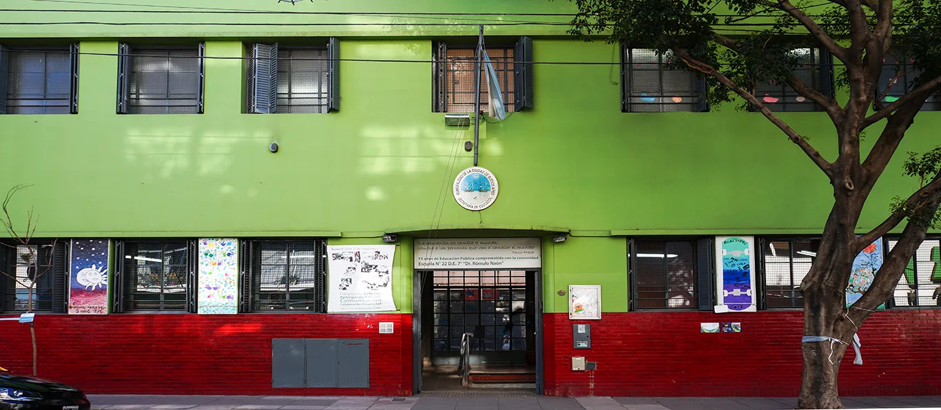 Fachada de Escuela Primaria Común N.º 22 D.E. 7 «Dr. Romulo S Naón»