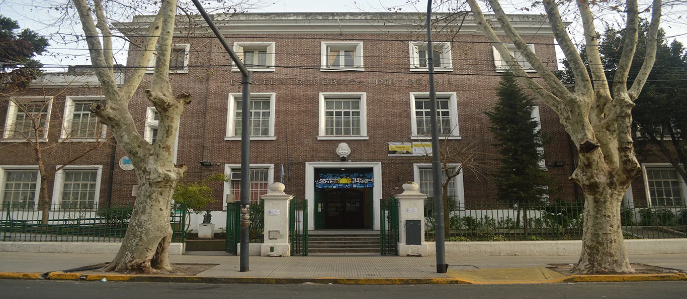 Fachada de Escuela Primaria Común N.º 4 D.E. 13 «República del Brasil»