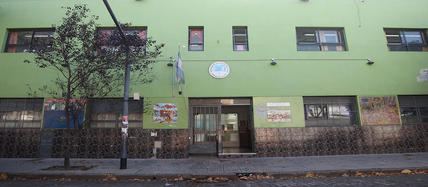Fachada de Escuela Primaria Común N.º 10 D.E. 7 «Arq Mario José Buschiazzo»