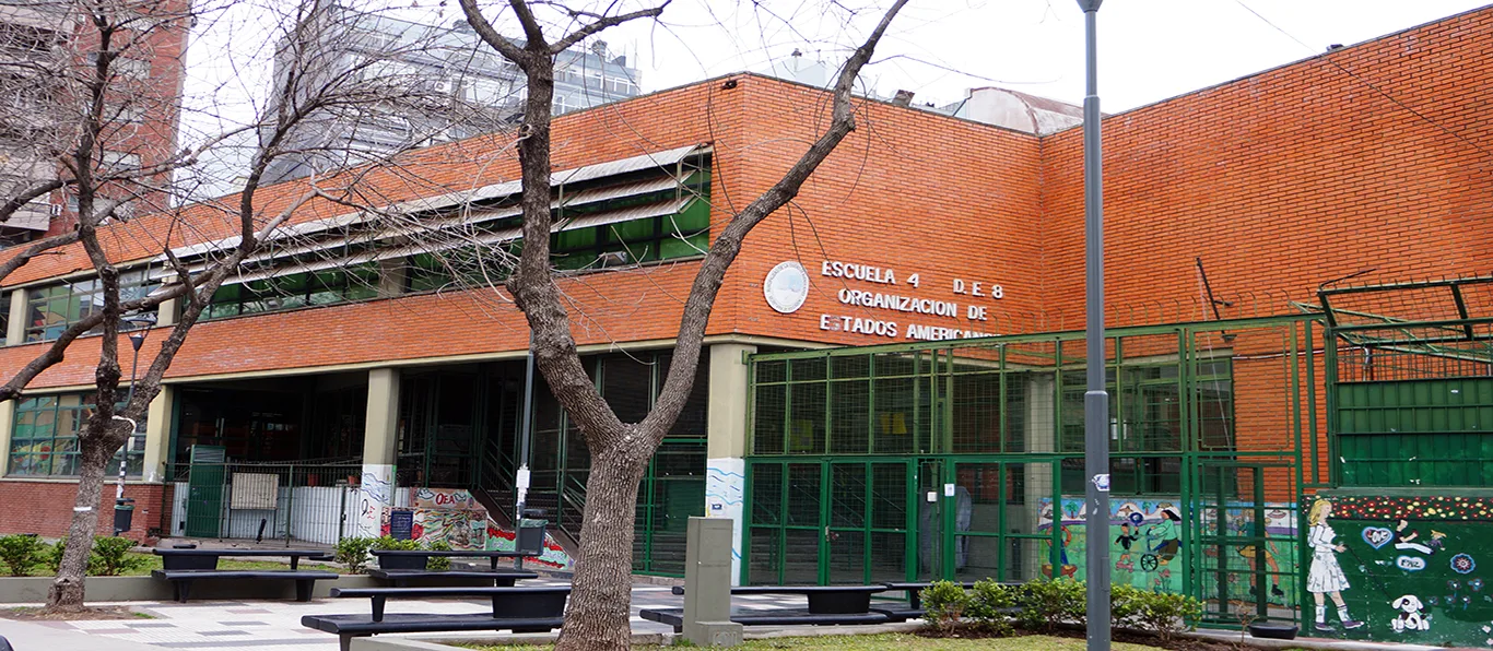Fachada de Escuela Primaria Común N.º 4 D.E. 8 «Org de los Estados Americanos»