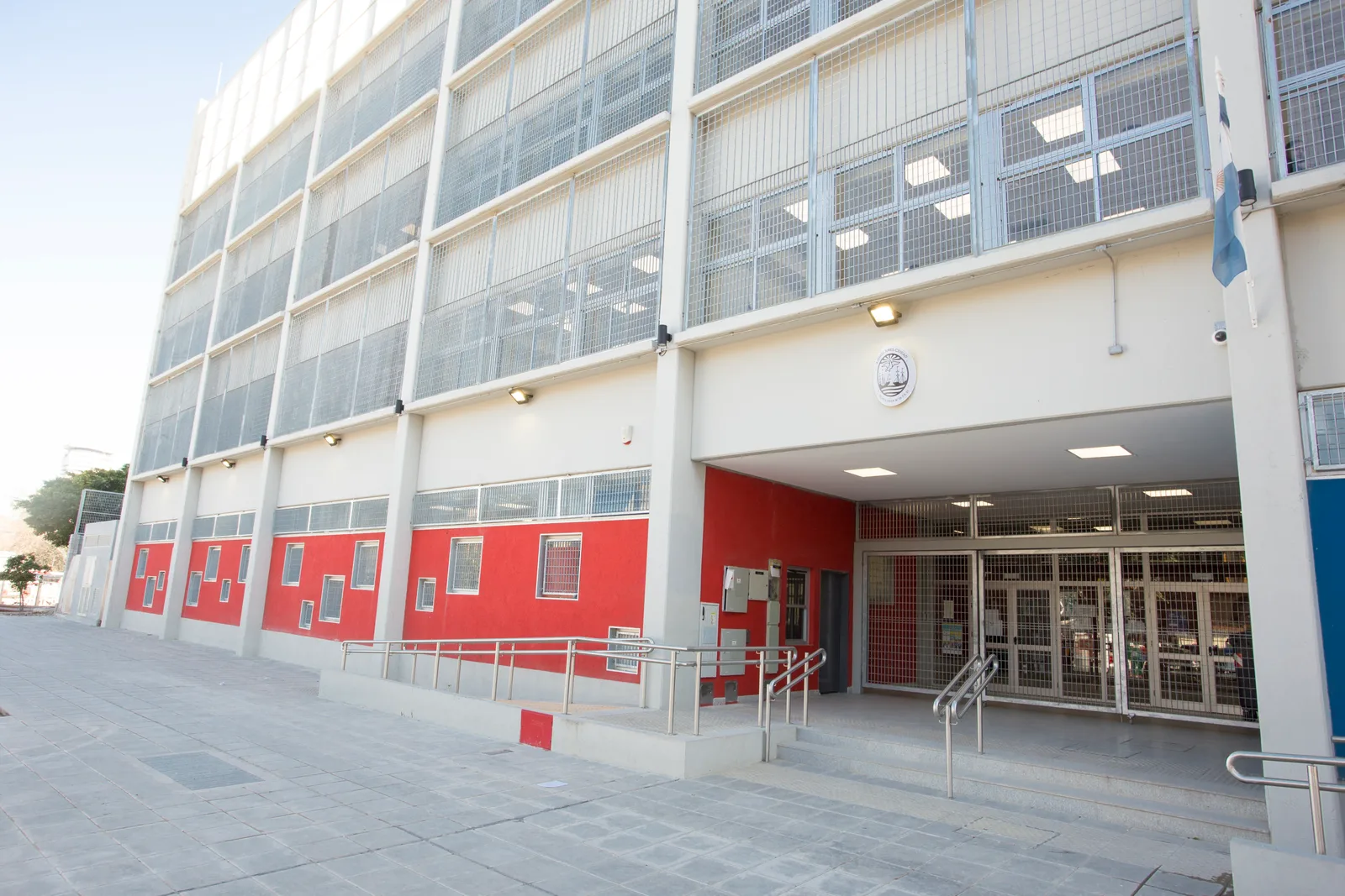 Fachada de Escuela de Educación Media N.º 6 D.E. 1 «Padre Carlos Mugica»