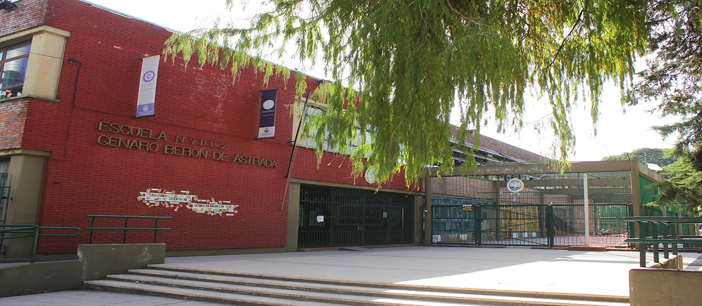 Fachada de Escuela Primaria Común N.º 9 D.E. 2 «Cnel Genaro Berón de Astrada»