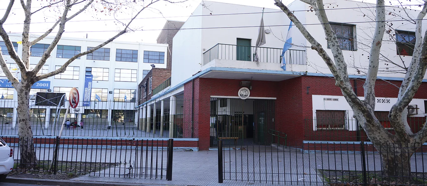 Fachada de Escuela Técnica N.º 33 D.E. 19 «Fundación Maestranza del Plumerillo»