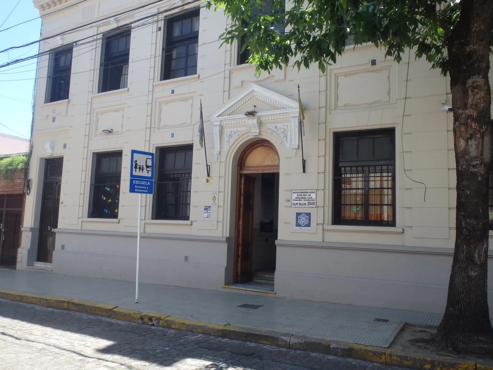 Fachada de Instituto Monseñor Aneiros de San José