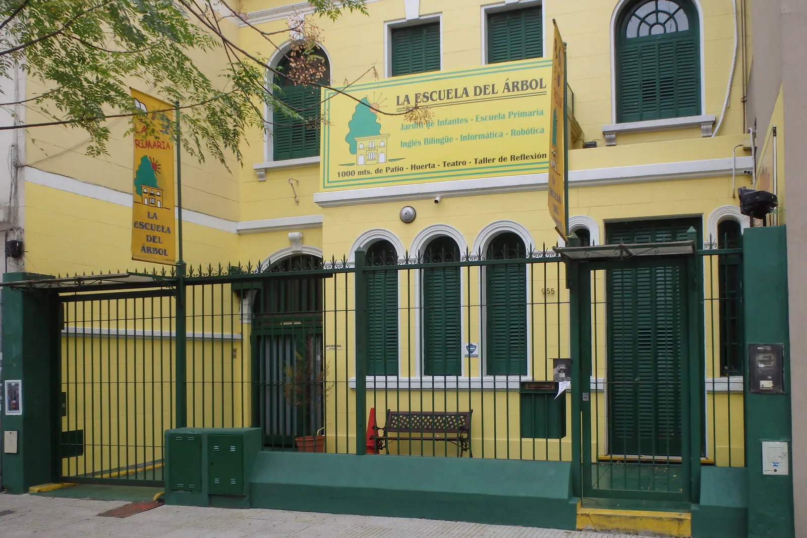 Fachada de La Escuela del Árbol