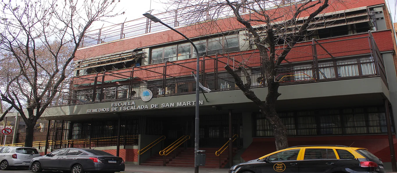 Fachada de Escuela Primaria Común N.º 17 D.E. 10 «Dr. Juan Balestra»