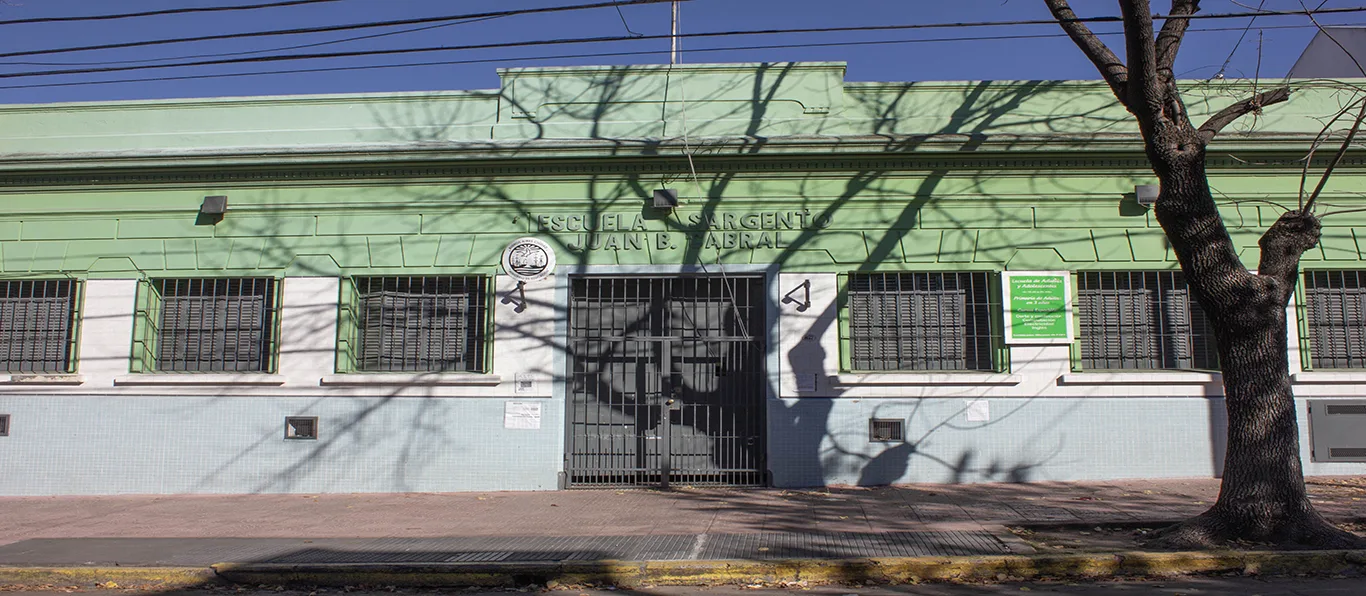 Fachada de Escuela Primaria Común N.º 20 D.E. 13 «Sgto Juan Bautista Cabral»