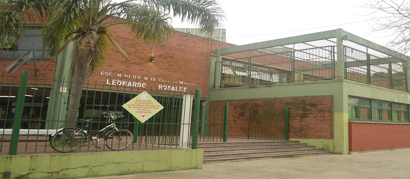 Fachada de Escuela Primaria Común N.º 10 D.E. 12 «Cnel de Marina Leonardo Rosales»
