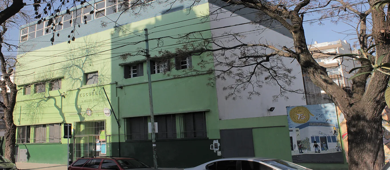 Fachada de Escuela Primaria Común N.º 16 D.E. 16 «Dr. Ricardo Rojas»