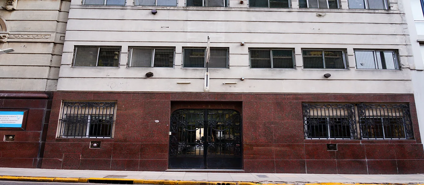 Fachada de Escuela de Comercio N.º 4 D.E. 4 «Decom Baldomero Fernández Moreno»