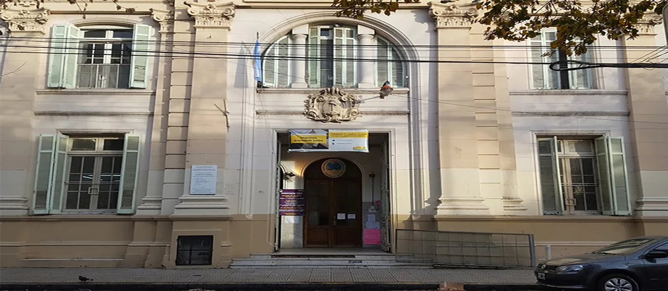 Fachada de Escuela Primaria Común N.º 19 D.E. 2 «Florencio Balcarce»