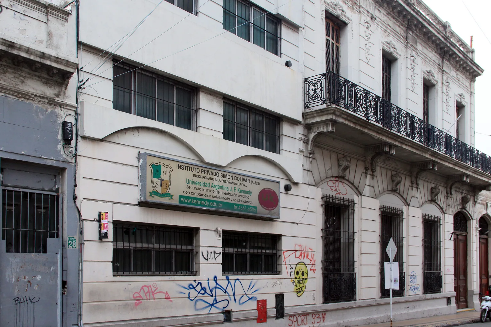 Fachada de Instituto 13 de Julio